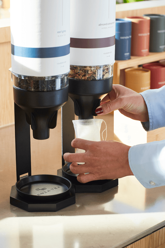 Dispenser-zakje-in-use hTl77sDc Dispenser zakje in use e1732275526949